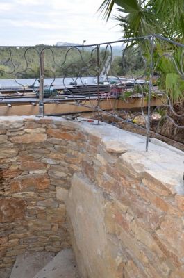 création d' un mur en pierre avec un barriere en fer forger sur bandol dan la région de toulon
